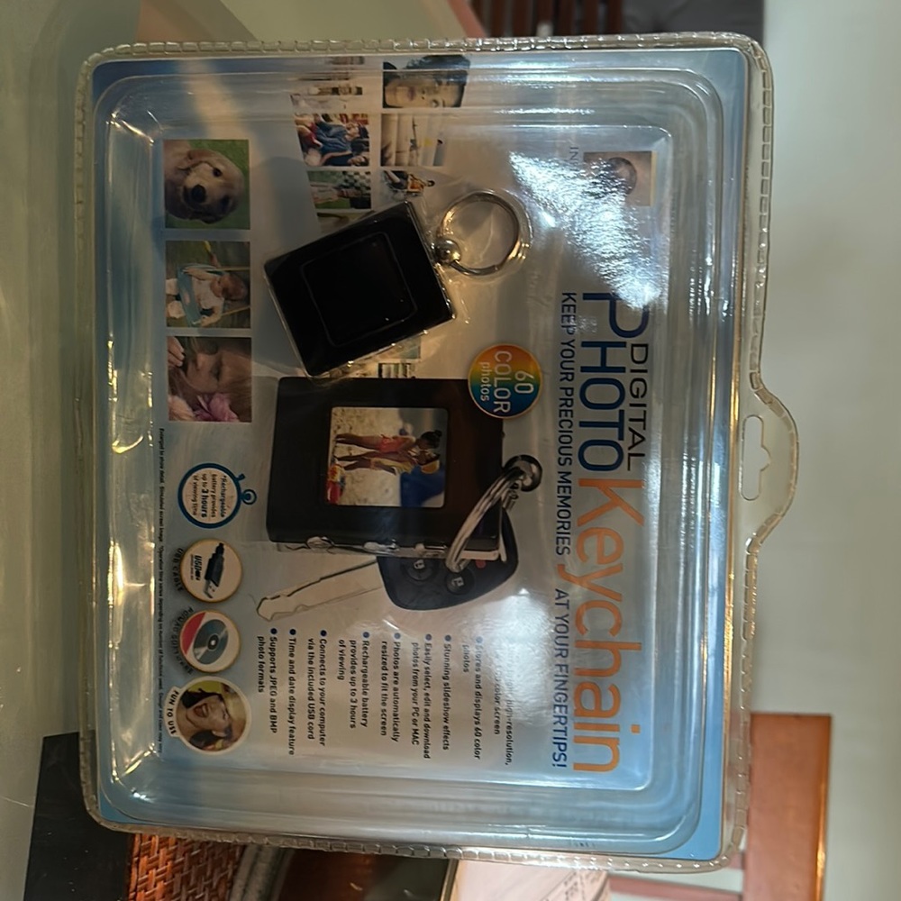 Digital Photo KeyChain-Memories with you at all times. 60 photos.  Color screen